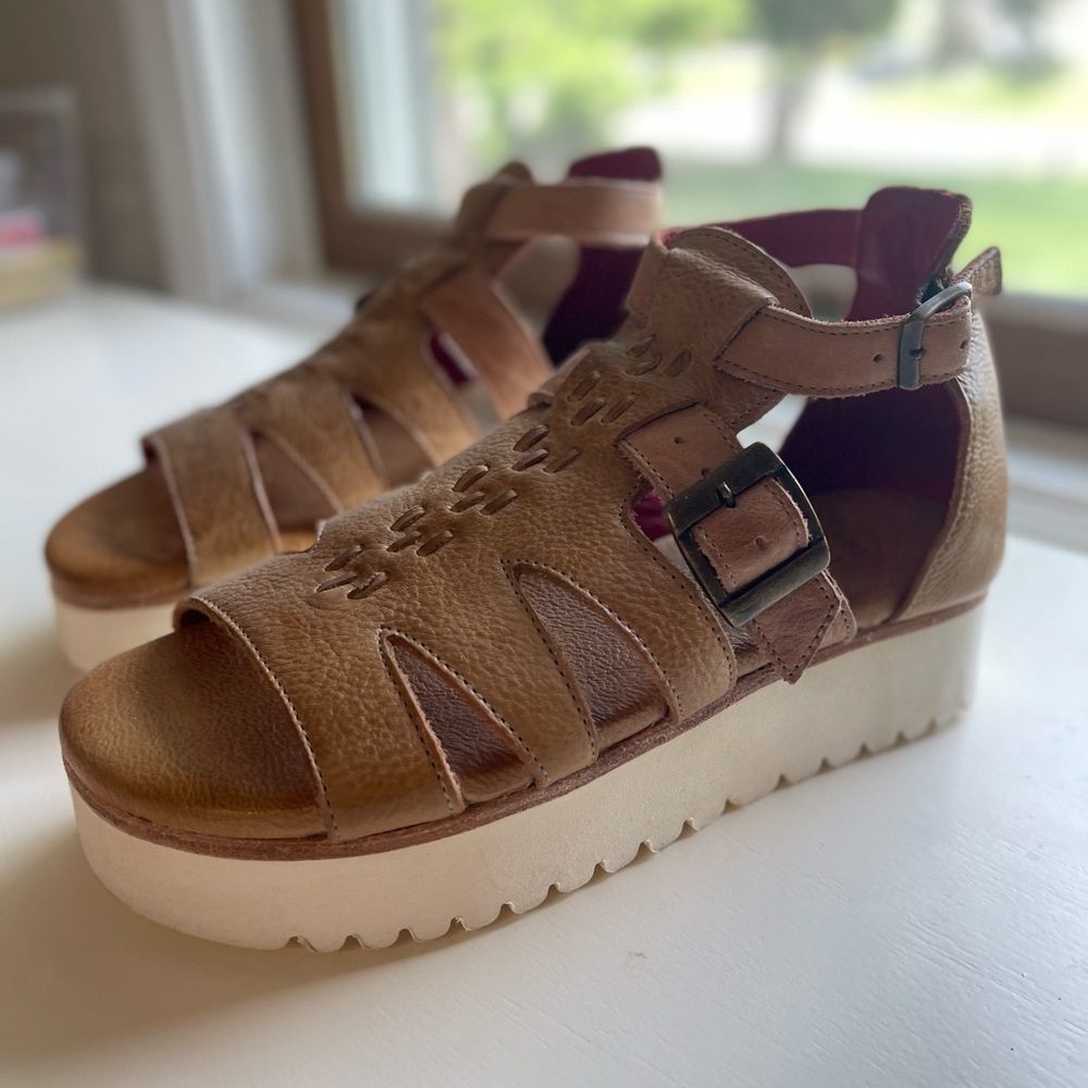 LIKE NEW, NEVER WORN BEDSTU SANDALS